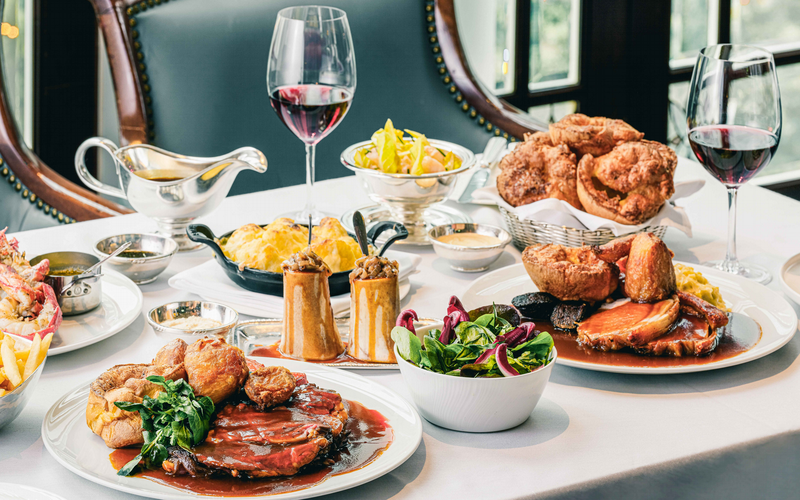 港島香格里拉大酒店-龍蝦吧餐廳如果媽媽比較愛吃肉的話，這個英式烤肉饗宴就最適合不過了。港島香格里拉大酒店內的龍蝦吧餐廳現正推出一個週日限定的烤肉午餐，而且可以無限添飲它們的招牌飲品Bloody Mar